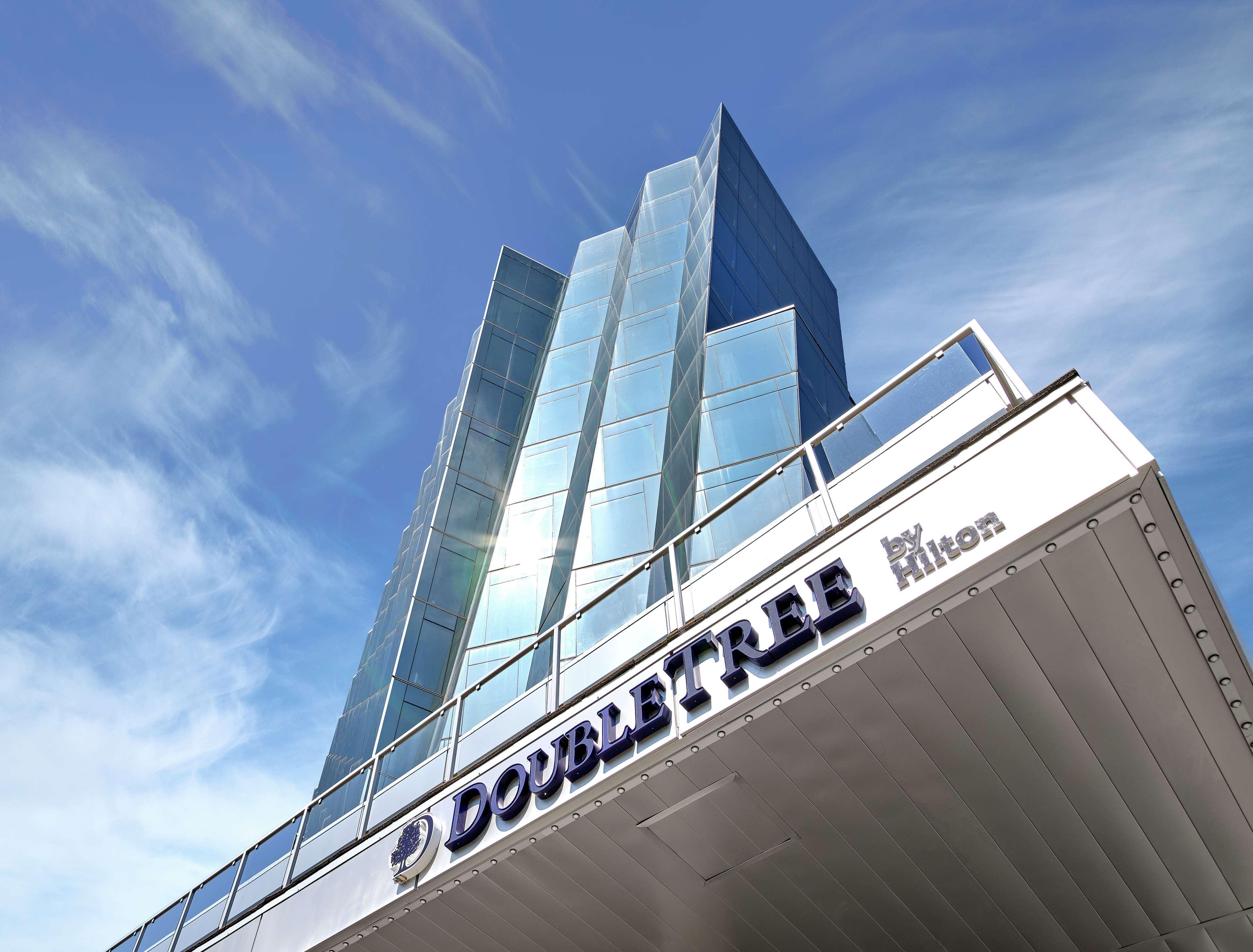 Doubletree By Hilton Edmonton Downtown Hotel Exterior photo