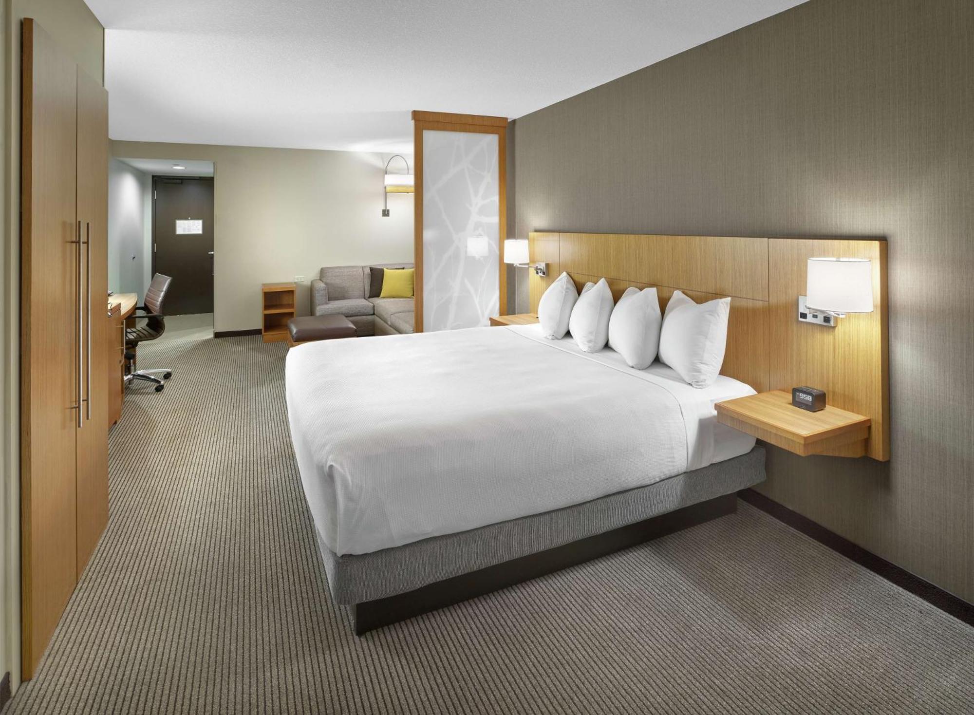 Doubletree By Hilton Edmonton Downtown Hotel Exterior photo