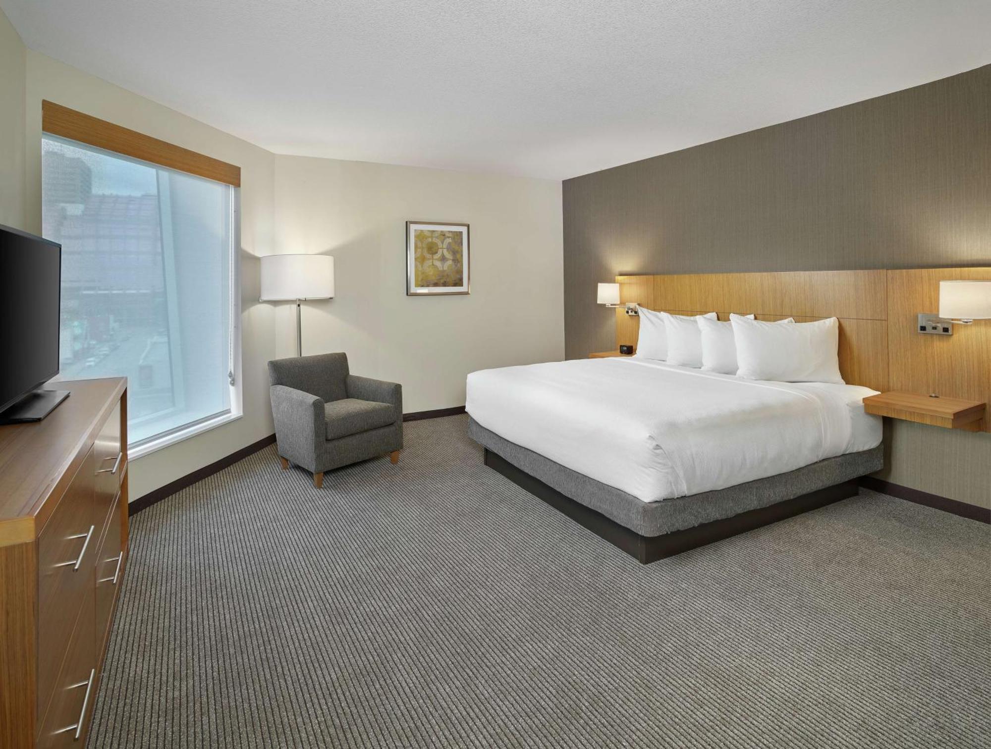 Doubletree By Hilton Edmonton Downtown Hotel Exterior photo