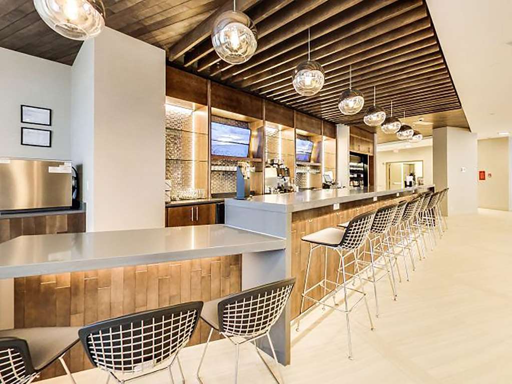 Doubletree By Hilton Edmonton Downtown Hotel Restaurant photo